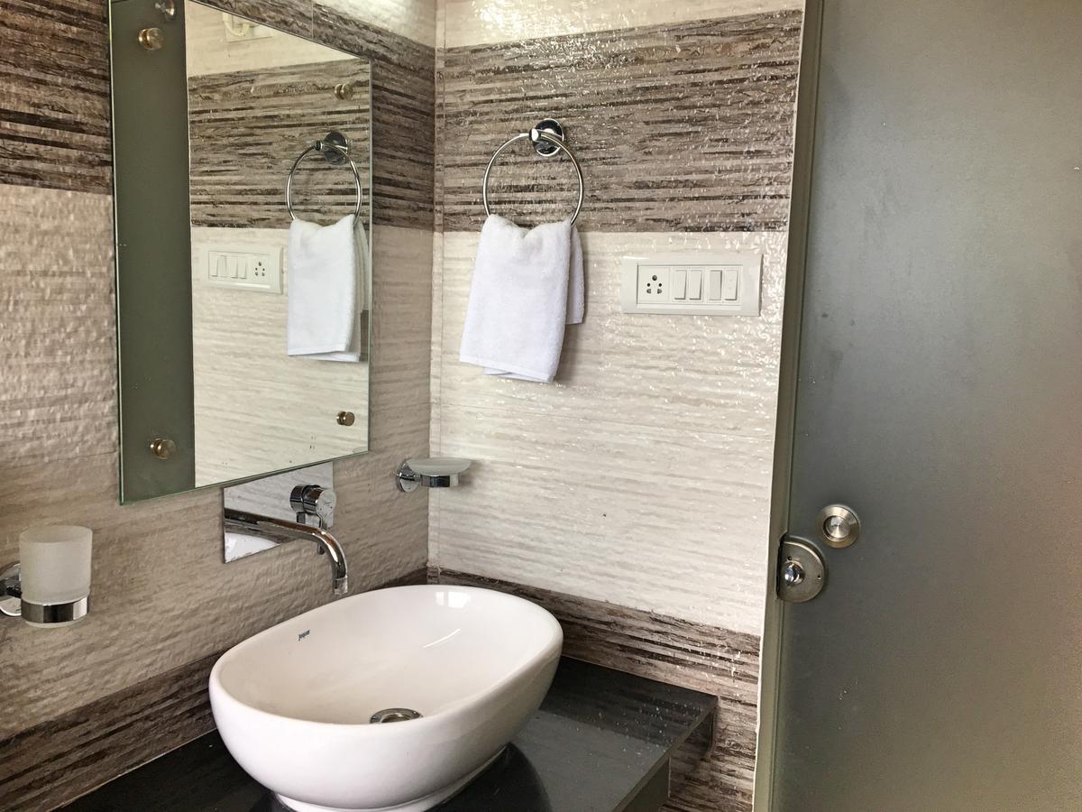 Ess & Bee Resorts 다람샬라 외부 사진